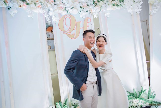 Mạc Hồng Quân khoe ảnh cưới Kỳ Hân bên CH Czech