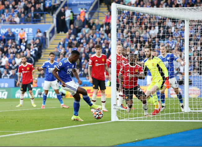 Hàng thủ MU chơi cực tệ