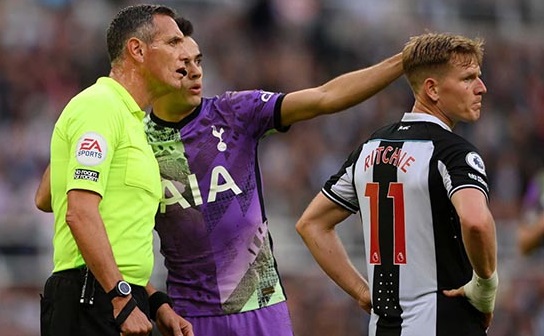 Sergio Reguilon yêu cầu trọng tài cho dừng trận đấu khi phát hiện có trường hợp đột quỵ