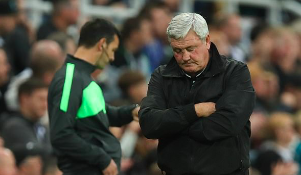 HLV Steve Bruce đang gặp áp lực lớn ở Newcastle