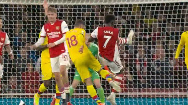 Bukayo Saka rời sân sớm trước Crystal Palace Bukayo Saka rời sân sớm trước Crystal Palace