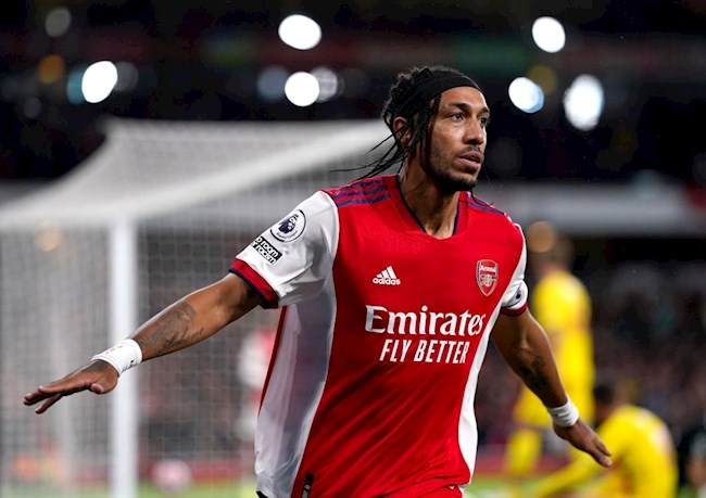 Aubameyang đưa Arsenal vươn lên dẫn bàn Aubameyang đưa Arsenal vươn lên dẫn bàn