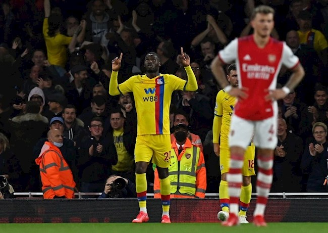 Benteke gỡ hòa cho Palace sau sai sót của Partey Benteke gỡ hòa cho Palace sau sai sót của Partey