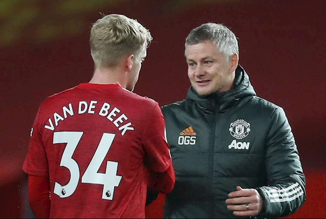 Không cho đá, nhưng Solskjaer cũng không để Van de Beek ra đi