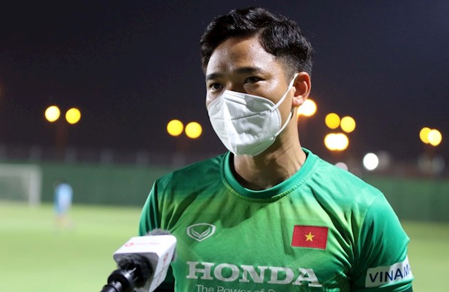 Thủ môn Trần Nguyên Mạnh trả lời phỏng vấn giới truyền thông tối 1/10. Ảnh: VFF