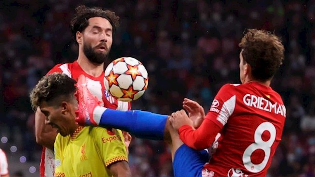 Firmino ăn trọn cú đạp của Griezmann