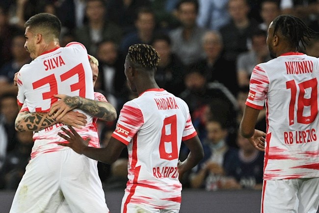 Các cầu thủ Leipzig ăn mừng bàn gỡ hòa 1-1 Các cầu thủ Leipzig ăn mừng bàn gỡ hòa 1-1