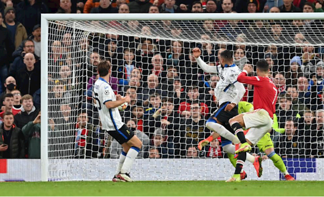 Khoảnh khắc Ronaldo mang về bàn thắng nâng tỷ số lên 3-2 cho MU