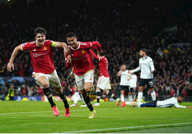 Ronaldo cùng Maguire ăn mừng bàn thắng gỡ hòa 2-2 cho MU