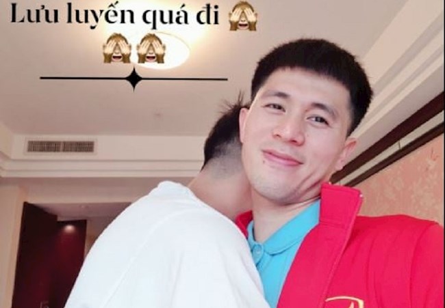 Đình Trọng ôm ấp trai lạ trong ngày rời ĐT Việt Nam