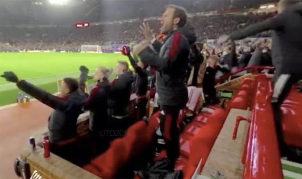 Khoảnh khắc Van de Beek ăn mừng sau bàn thắng của Ronaldo trước Atalanta