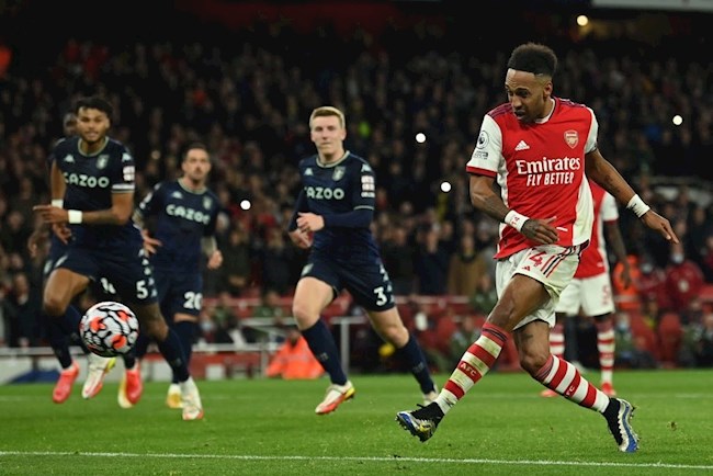 Aubameyang đá bồi thành bàn sau khi cú sút 11m bị cản phá Aubameyang đá bồi thành bàn sau khi cú sút 11m bị cản phá