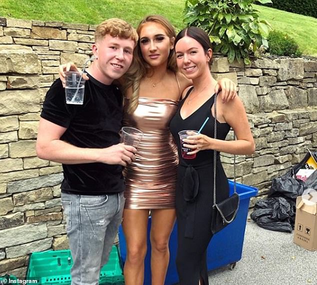 Alicia khoe thân hình nóng bỏng