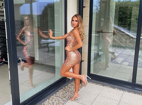 Alicia khoe thân hình nóng bỏng