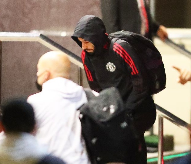 Bruno Fernandes có mặt ở khách sạn để chuẩn bị cho trận gặp Liverpool