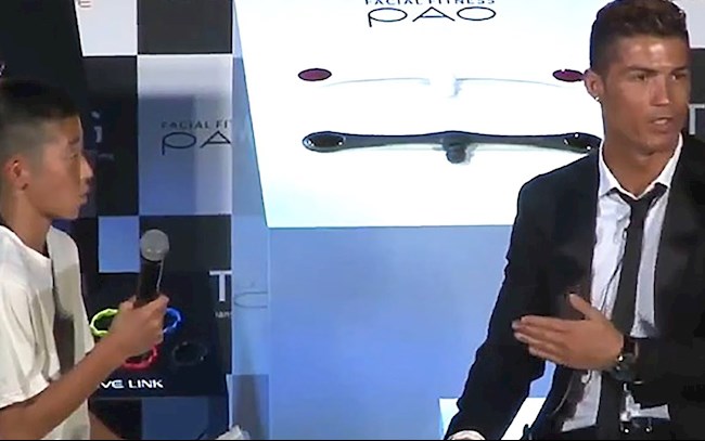 VIDEO: Fan nhí bị cười chê và phản ứng tuyệt vời của CR7