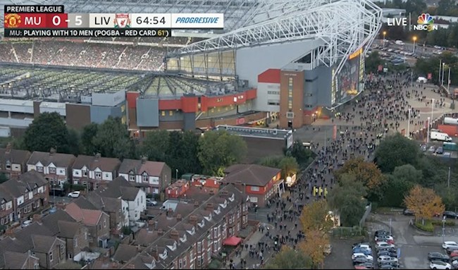 CĐV MU ra về sau khi hiệp 1 khép lại CĐV MU ra về sau khi hiệp 1 khép lại