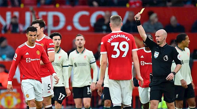 Ronaldo nhận thẻ vàng trước Liverpool