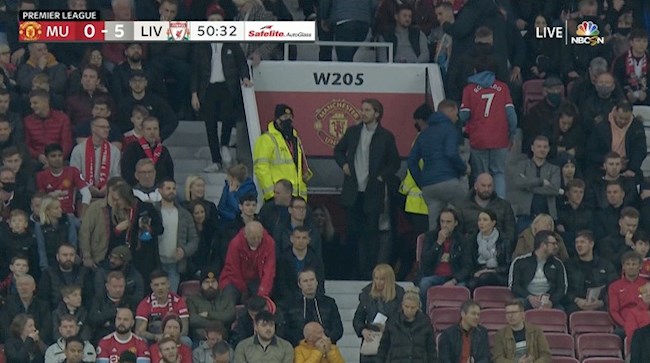 Lác đác có CĐV ra về dù trận đấu mới trôi qua được 45 phút Lác đác có CĐV ra về dù trận đấu mới trôi qua được 45 phút