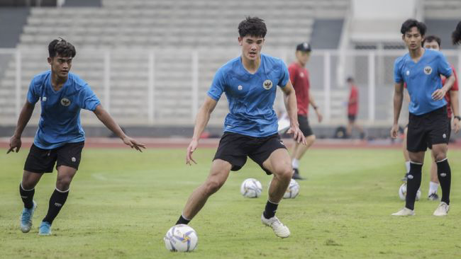 Trung vệ trẻ Elkan Baggott đã rút lui khỏi tuyển Indonesia.