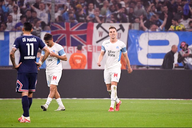 Tiền đạo Milik của đội chủ nhà thất vọng vì bị VAR từ chối một bàn thắng trong hiệp 1