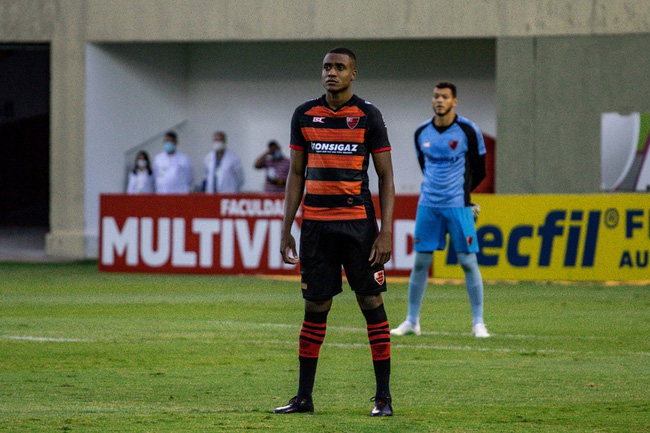 Trung vệ Mauricio Barbosa