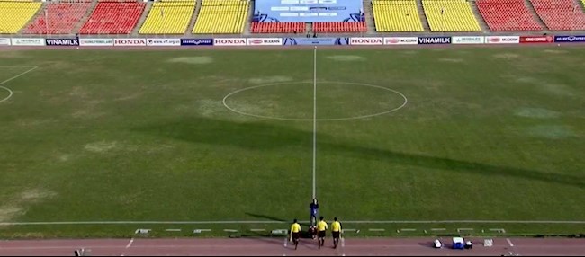 Mặt sân Dolen Omurzakov không đạt yêu cầu