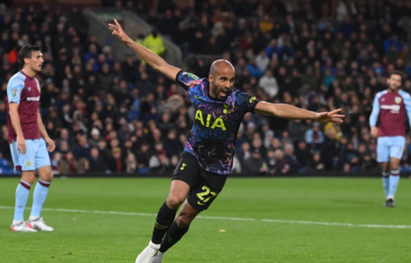 Lucas Moura ăn mừng bàn thắng duy nhất của trận đấu
