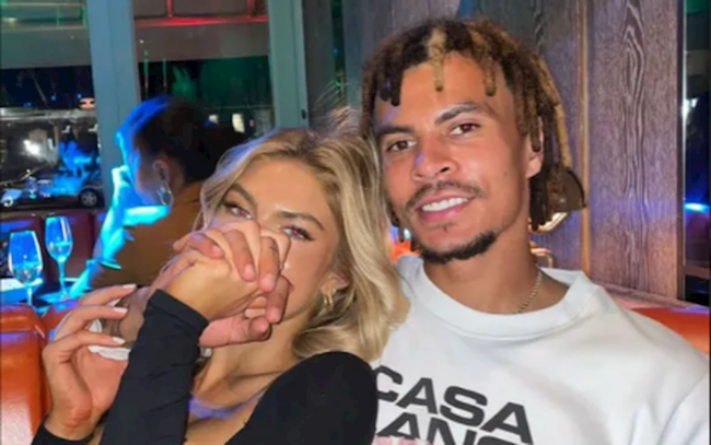 Dele Alli bên cạnh người đẹp Nicole Barry Dele Alli bên cạnh người đẹp Nicole Barry