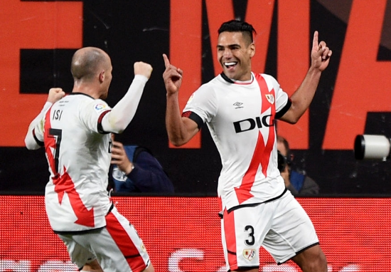 Tiền đạo Falcao (số 3) đưa Vallecano vươn lên dẫn bàn