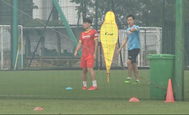 Tiền vệ Minh Vương vẫn phải tập riêng