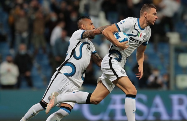 Dzeko giúp Inter Milan lật ngược thế cờ ở hiệp 2