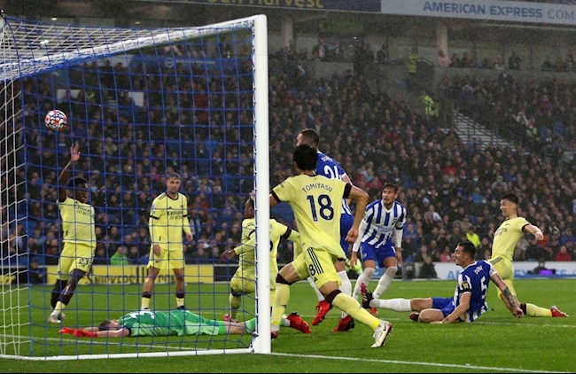 Brighton chơi tốt hơn trong hiệp 1 nhưng lại bỏ lỡ một loạt cơ hội ghi bàn thuận lợi