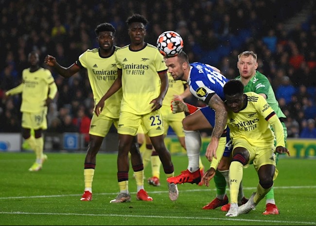 Tình hình hiệp 2 không có gì khác biệt và Arsenal may mắn không phải ra về với hai bàn tay trắng