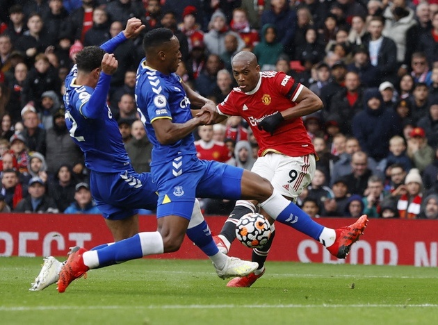 Anthony Martial mở tỷ số cho MU trước Everton