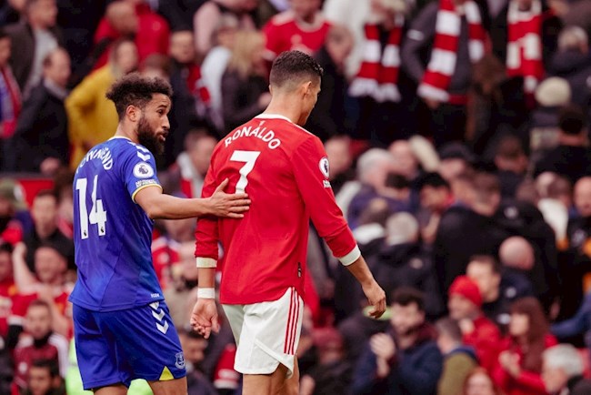 Ronaldo thậm chí còn chẳng muốn nhìn mặt đối phương