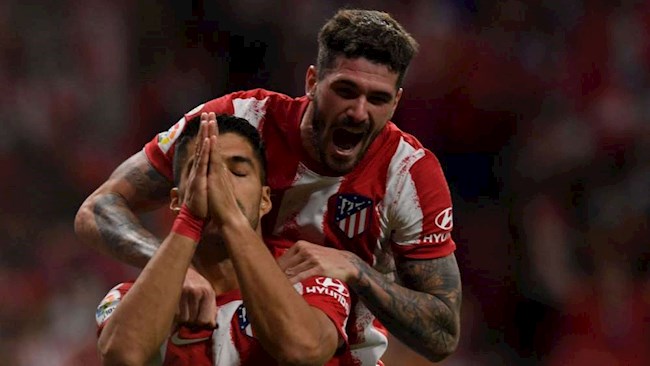 Suarez chắp tay vái lạy sau khi ghi bàn vào lưới Barca