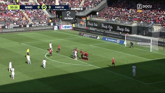 Messi sút trúng xà ngang ở trận gặp Rennes