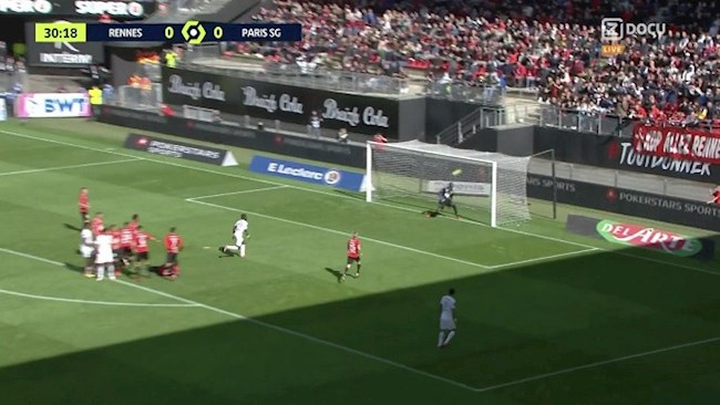 Messi sút trúng xà ngang ở trận gặp Rennes