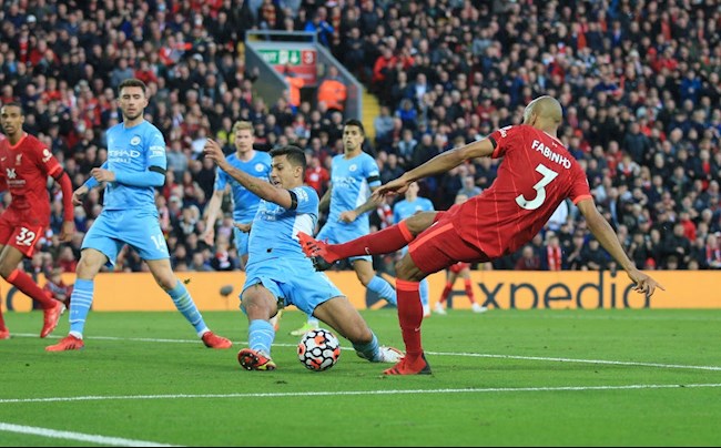 Rodri cứu rỗi Man City với tình huống chặn cú sút ngay cửa gôn