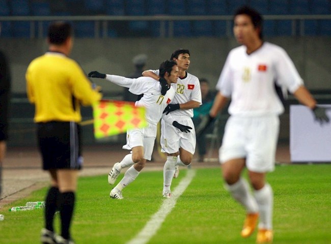Vũ Phong ăn mừng sau khi ghi bàn vào lưới Trung Quốc Vũ Phong ăn mừng sau khi ghi bàn vào lưới Trung Quốc