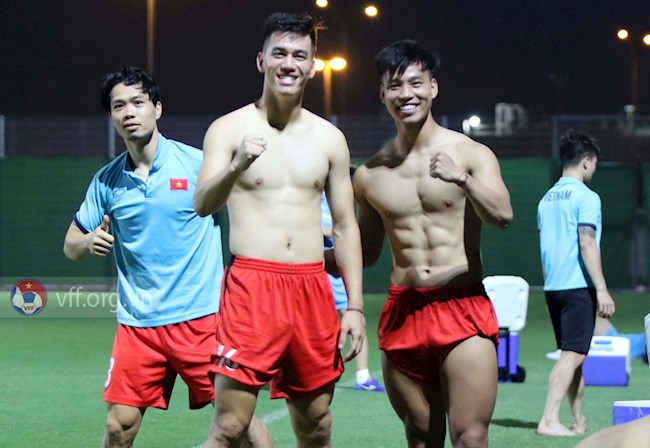 Vũ Văn Thanh khoe body vạn người mê trên sân tập
