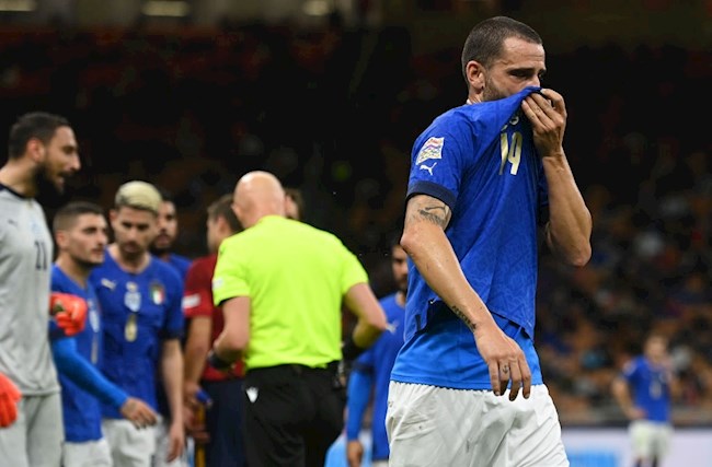 Thẻ đỏ dành cho trung vệ Bonucci đã đặt dấu chấm hết cho nhà ĐKVĐ Euro