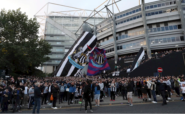 CĐV Newcastle xếp hàng dài mua vé cả mùa của CLB
