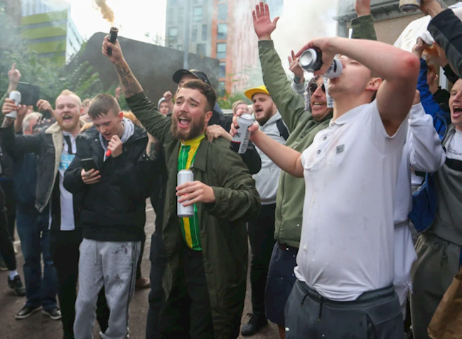 NHM Newcastle ăn mừng khi CLB đổi chủ NHM Newcastle ăn mừng khi CLB đổi chủ