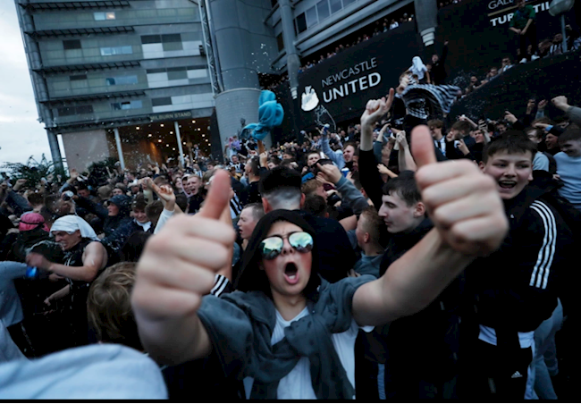 NHM Newcastle ăn mừng khi CLB đổi chủ NHM Newcastle ăn mừng khi CLB đổi chủ