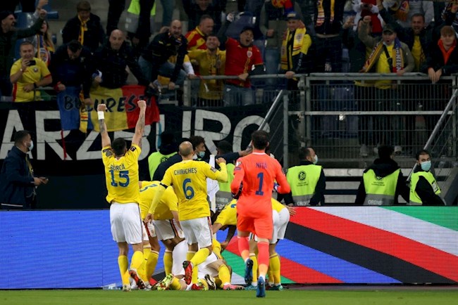 Romania bất ngờ vươn lên dẫn bàn sau khi thoát khỏi 1 tình huống 11m nhờ VAR