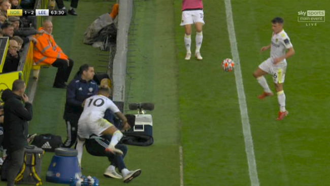 Raphinha hạ đo ván HLV Marcelo Bielsa ngay trên sân