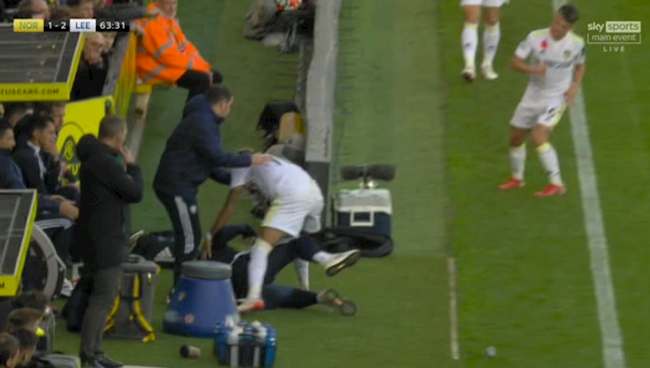 Raphinha hạ đo ván HLV Marcelo Bielsa ngay trên sân