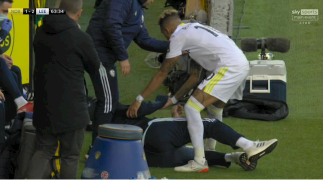 Raphinha hạ đo ván HLV Marcelo Bielsa ngay trên sân